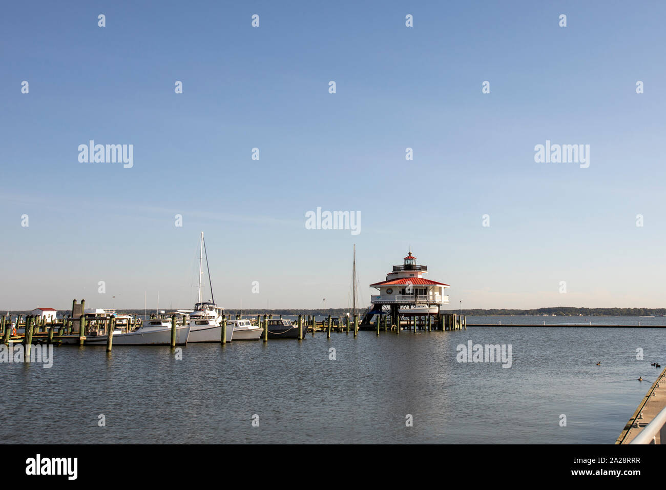 Choptank Fluss Leuchtturm Replik in der Marina von Cambridge, Maryland mit Touristen. Stockfoto