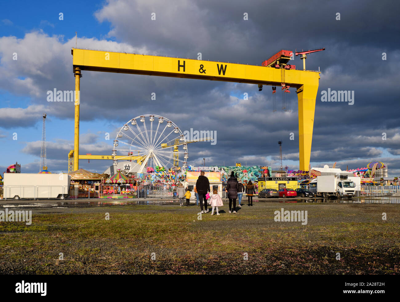 Funderland reisen Vergnügungspark in Titanic Quarter in Belfast mit Fahrten unter H&W Krane eingestellt Stockfoto