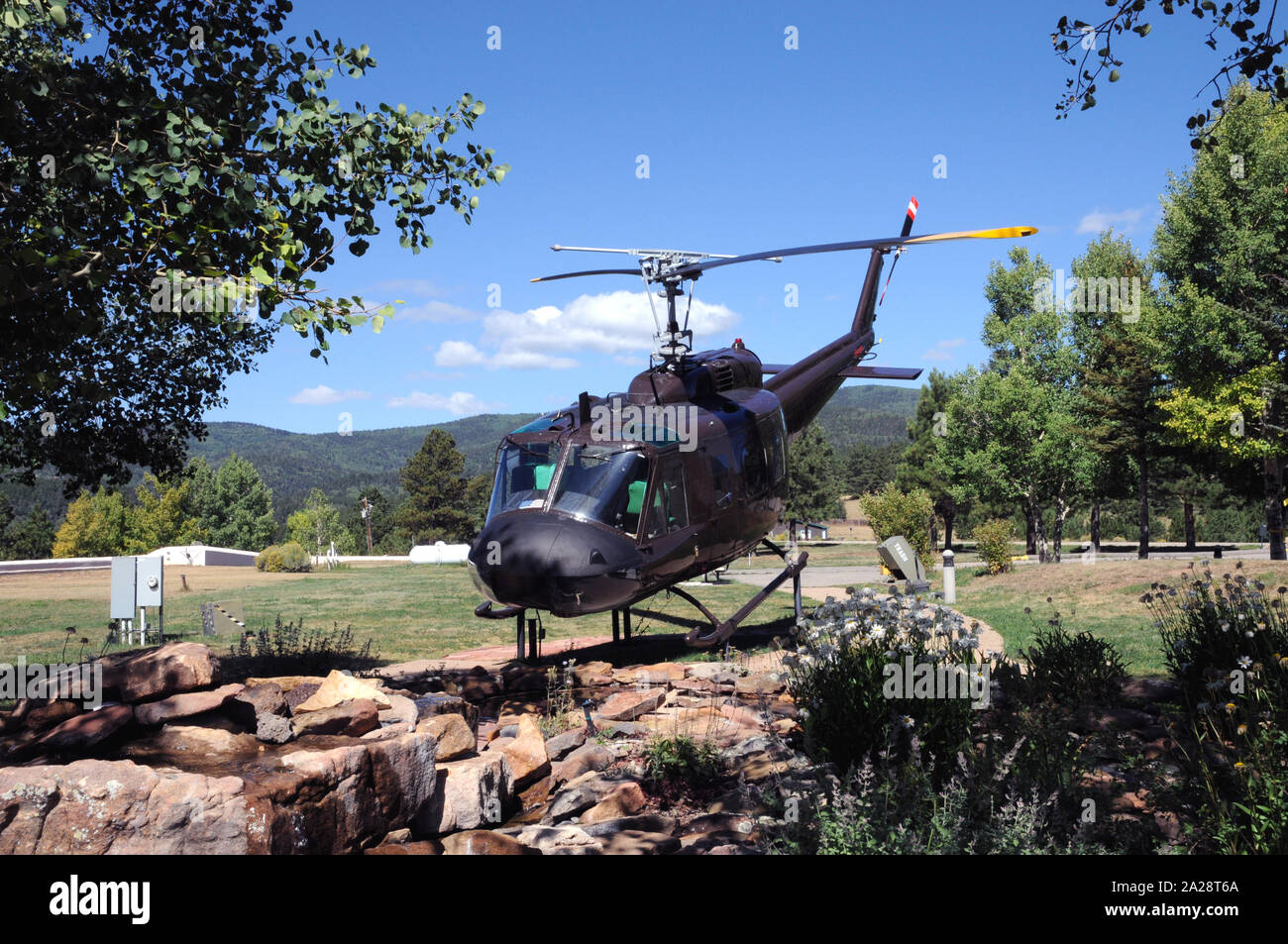 Eine Bell UH 1 Hubschrauber, besser als 'Huey', auf dem Display an der Vietnam Veterans Memorial State Park in der Nähe von Angel Fire, New Mexiko bekannt. Stockfoto