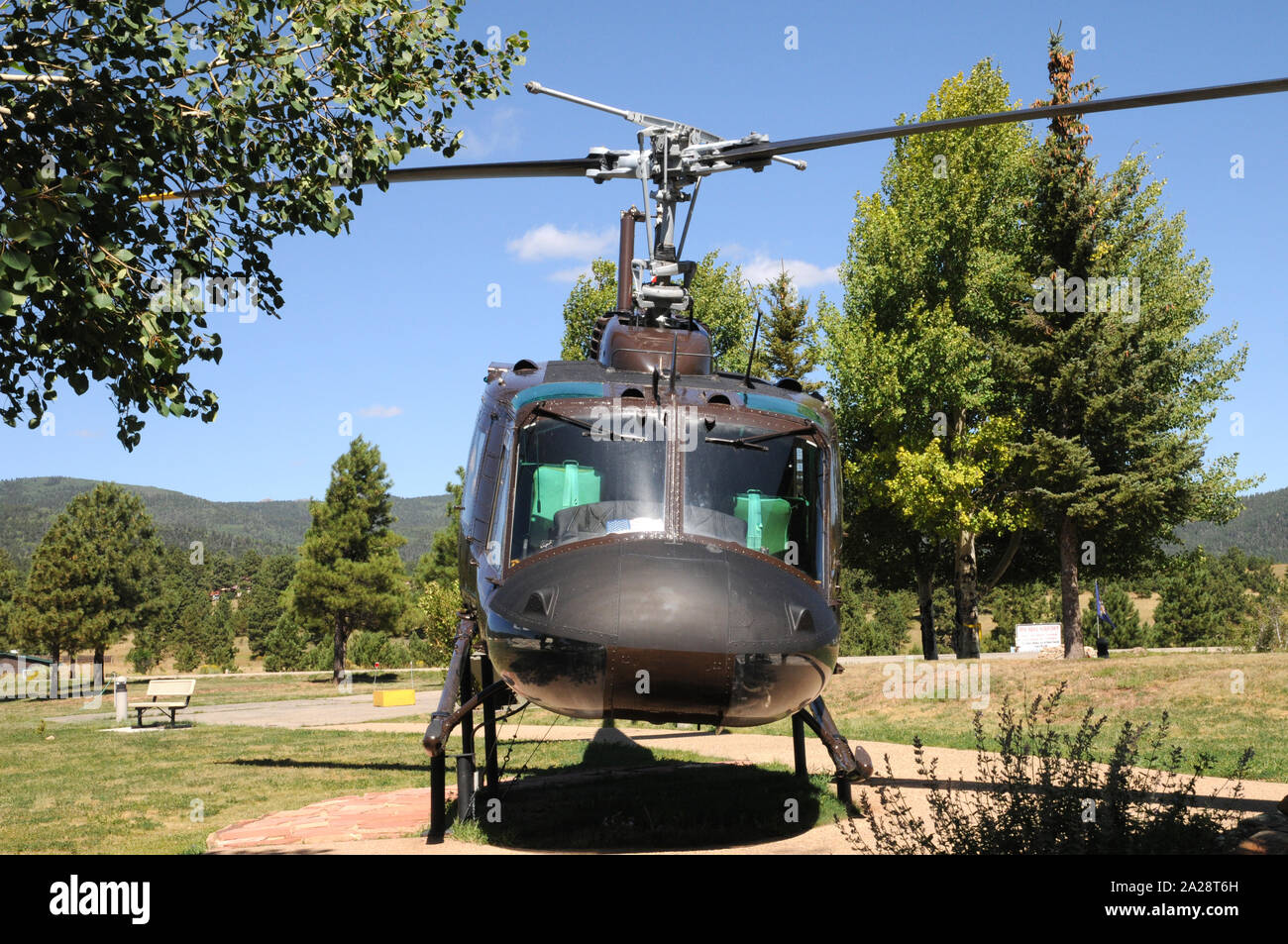 Eine Bell UH 1 Hubschrauber, besser als 'Huey', auf dem Display an der Vietnam Veterans Memorial State Park in der Nähe von Angel Fire, New Mexiko bekannt. Stockfoto