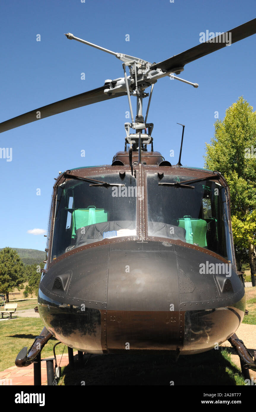 Eine Bell UH 1 Hubschrauber, besser als 'Huey', auf dem Display an der Vietnam Veterans Memorial State Park in der Nähe von Angel Fire, New Mexiko bekannt. Stockfoto
