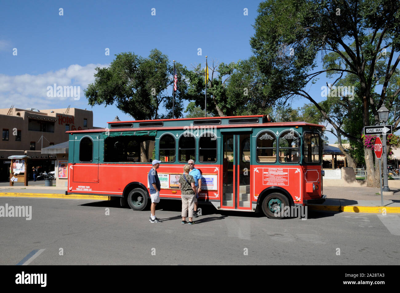 Historische Trolley Bus Touren sind eine beliebte Sehenswürdigkeit in Taos New Mexico. Die Touren zweimal pro Tag während der Sommersaison und Letzten 3 Stunde Stockfoto