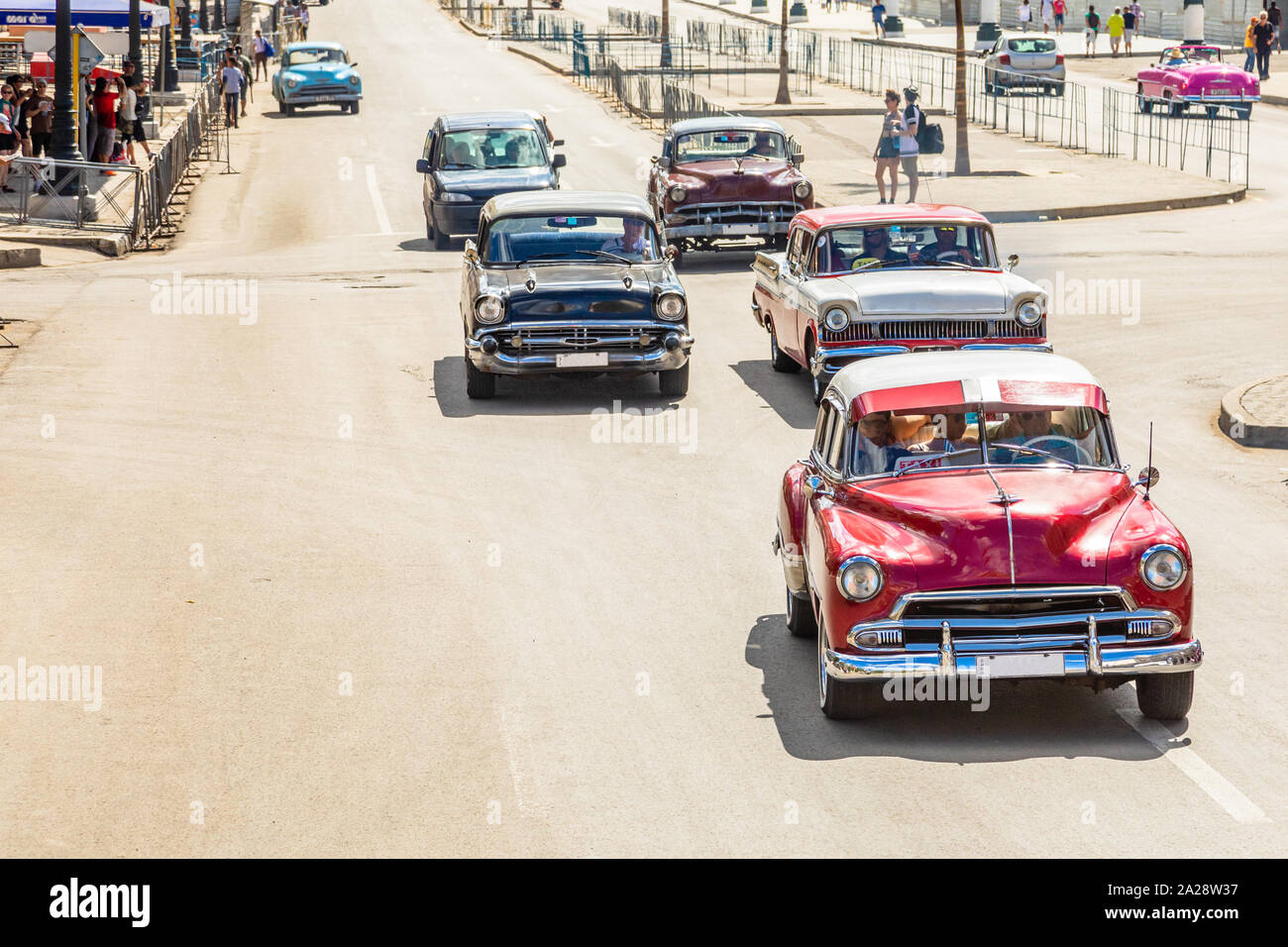 Alte Vintage Retro Autos auf der Straße im Zentrum von Havanna, Kuba Stockfoto