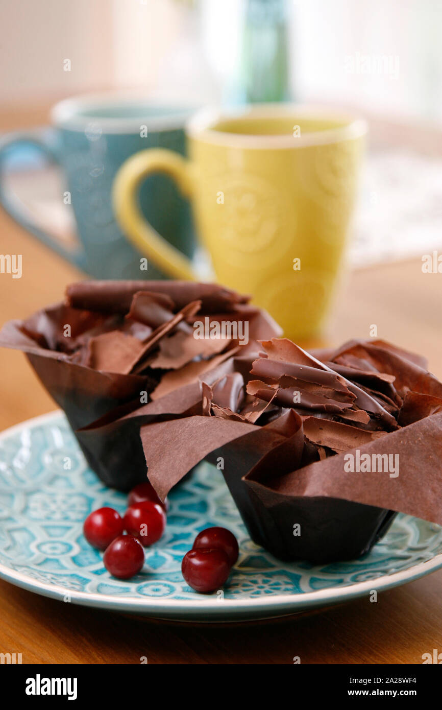 Zwei chocolate Cupcakes mit Chocolate Chips auf einem blauen Platte abgedeckt. Romantisches Frühstück für zwei. Stockfoto