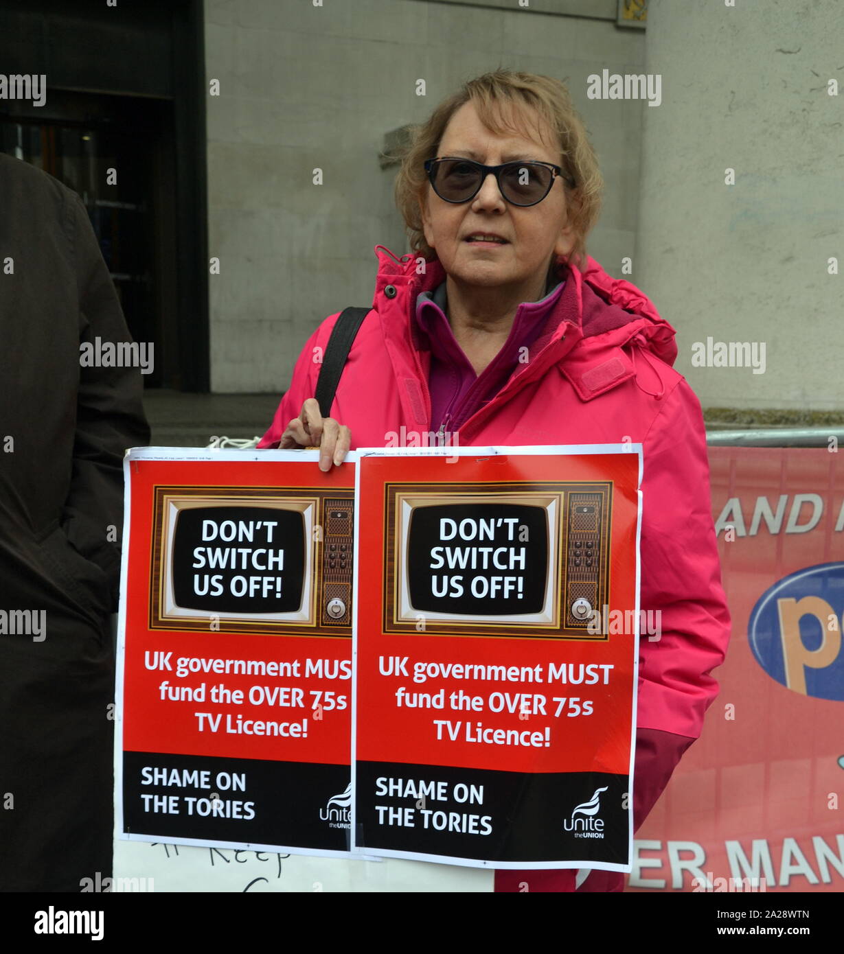 Eine Demonstrantin fordert freien TV-Lizenzen für alle Menschen über 75 vor dem Parteitag der Konservativen Partei, 2019 in Manchester, Großbritannien, am Tag 3. Im Juni 2019 sagte der BBC, dass freie TV-Lizenzen, die das Unternehmen kosten würde schätzungsweise 750 Mio. £ im Jahr, Mittel sein würden - von Juni 2020 getestet. Die Konservative Partei sagte, daß sie die in ihrem Wahlprogramm 2017 schützen würden, obwohl sie die Verantwortung an die BBC im Jahr 2015 für die Zahlung für die Lizenzen von Juni 2020 übergeben. Stockfoto