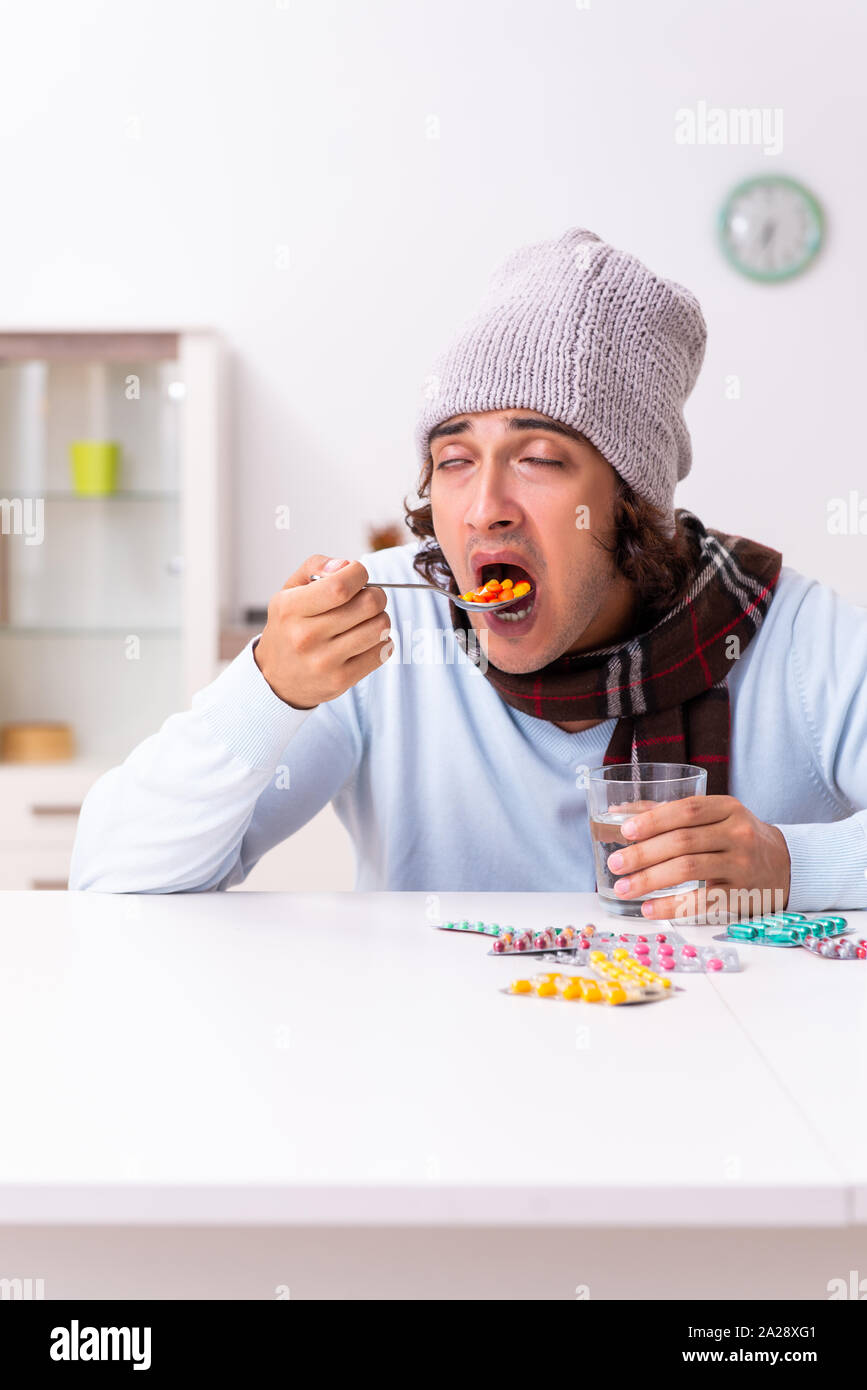 Junger Mann Leiden von der Grippe zu Hause Stockfoto