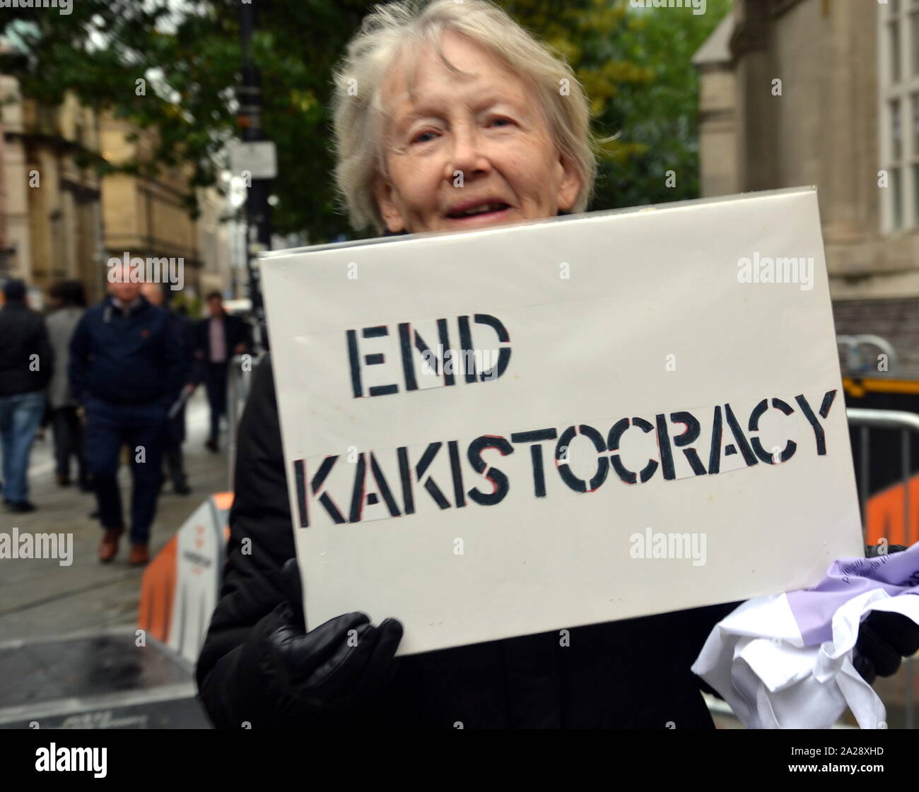 Eine Frau hält ein Plakat fordert "Ende Kakistocracy' vor dem Parteitag der Konservativen Partei, 2019 in Manchester, Großbritannien, am Tag 3. Eine kakistocracy ist ein System der Regierung, die durch die schlimmste, die am wenigsten qualifizierten und/oder die meisten skrupellose Bürger ausgeführt wird. Stockfoto