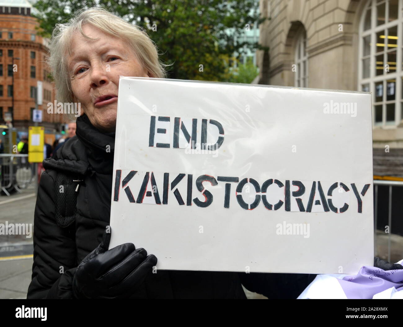 Eine Frau hält ein Plakat fordert "Ende Kakistocracy' vor dem Parteitag der Konservativen Partei, 2019 in Manchester, Großbritannien, am Tag 3. Eine kakistocracy ist ein System der Regierung, die durch die schlimmste, die am wenigsten qualifizierten und/oder die meisten skrupellose Bürger ausgeführt wird. Stockfoto