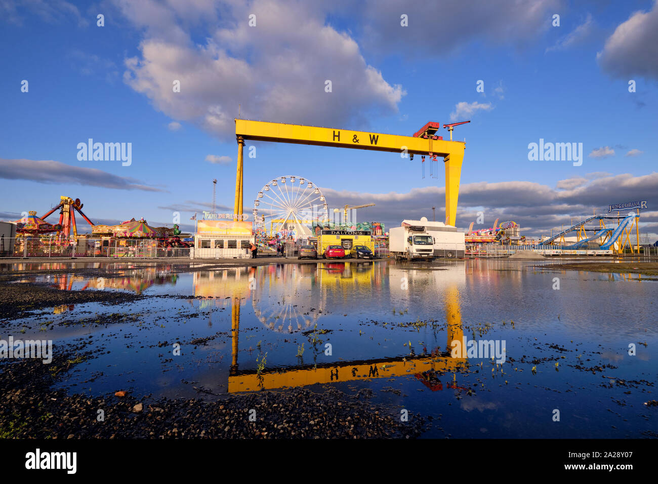 Funderland reisen Vergnügungspark in Titanic Quarter in Belfast mit Fahrten unter H&W Krane eingestellt Stockfoto