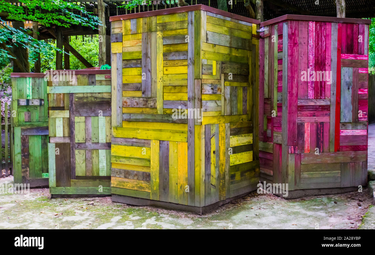 Moderne handgearbeiteten Holzkisten mit einem Vintage Look, farbenfrohe Kunstwerke aus Holz Stockfoto