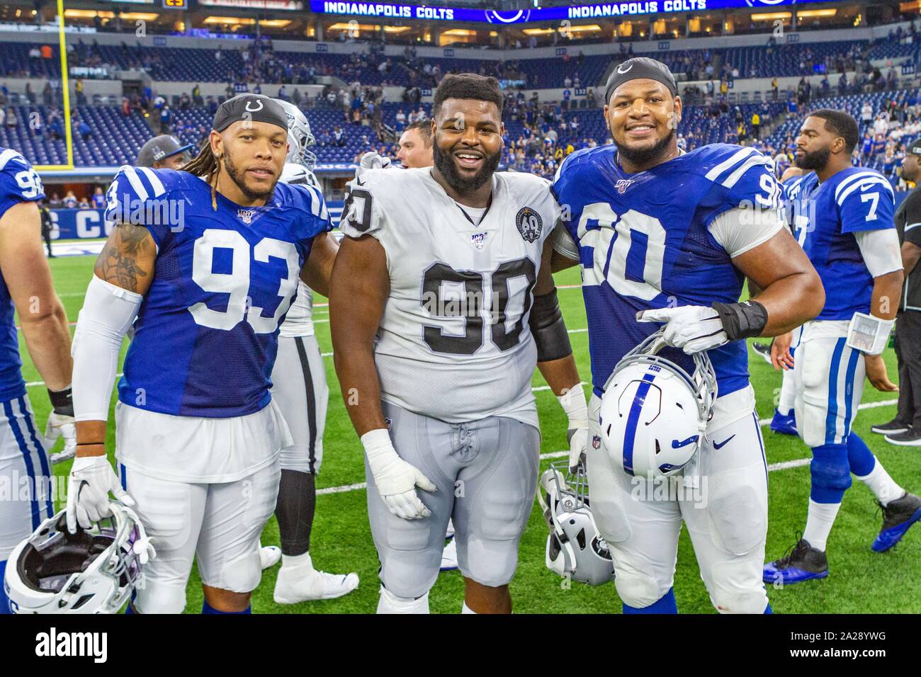 Indianapolis, Indiana, USA. 29 Sep, 2019. Indianapolis Colts defensive Ende Jabaal Sheard (93), Oakland Raiders defensiver Johnathan Hankins (90) und die Indianapolis Colts defensiver Grover Stewart (90) für ein Foto posieren nach dem Spiel zwischen den Oakland Raiders und die Indianapolis Colts im Lucas Oil Stadium, Indianapolis, Indiana. Credit: Scott Stuart/ZUMA Draht/Alamy leben Nachrichten Stockfoto