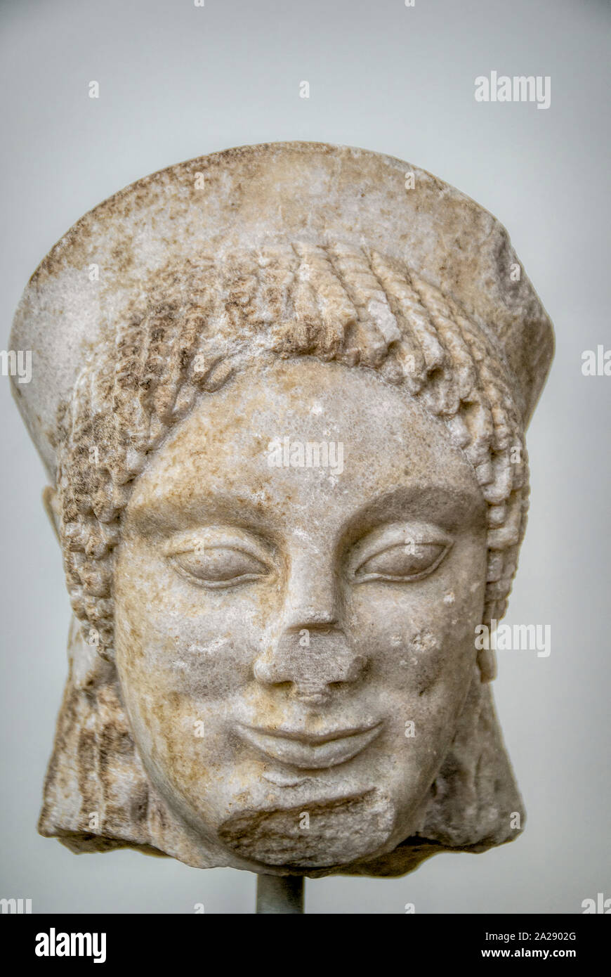 Nationales Archäologisches Museum, Athen, Griechenland. Kore vom Heiligtum von Ptoan Apollo in Böotien Stockfoto