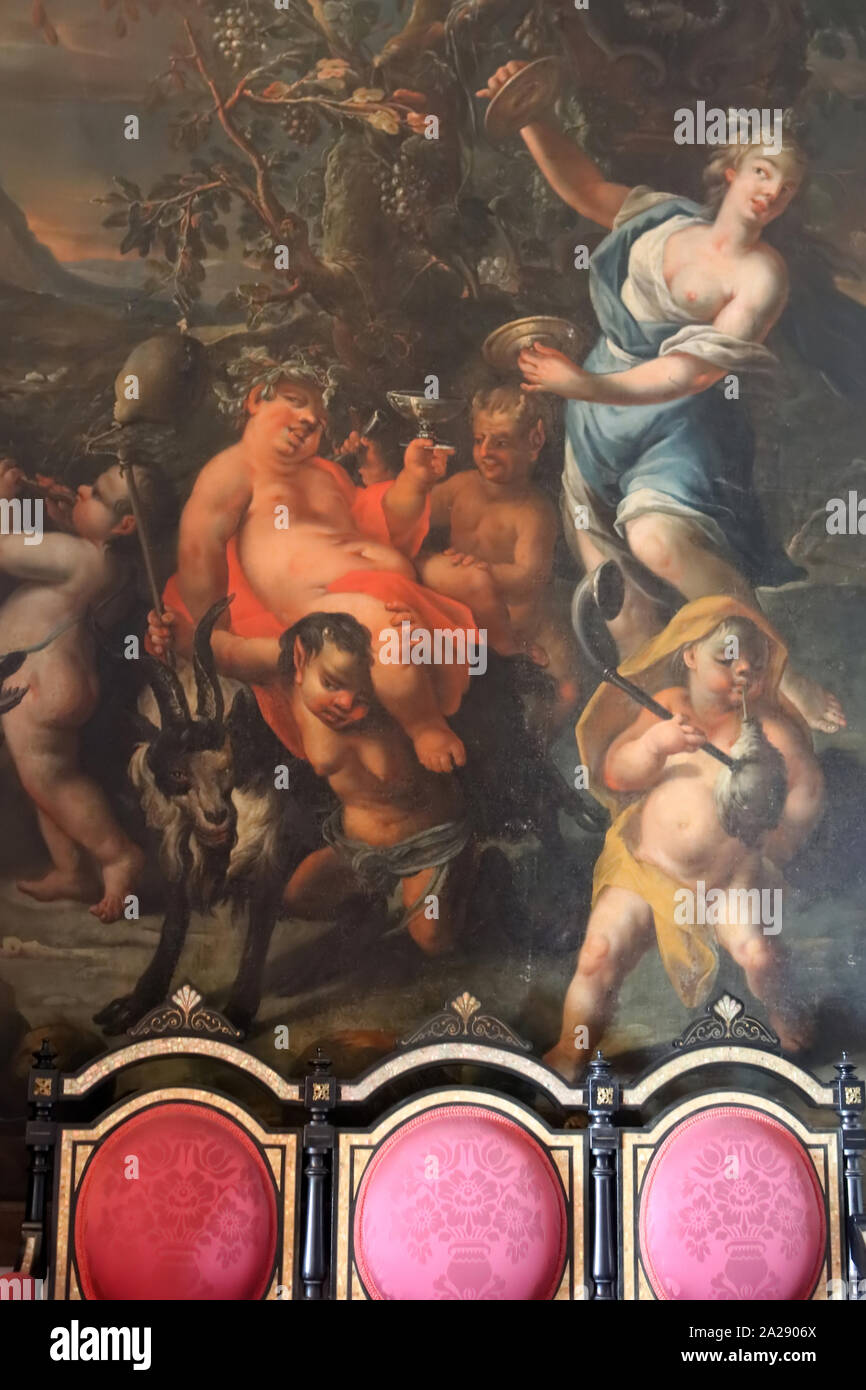 CASTA, SLOWAKEI - 31. AUGUST 2019: das Innere der mittelalterlichen Cerveny Kamen (Rot Stown) Schloss. Wand mit einem Bild und Stühlen in einer Reihe Stockfoto