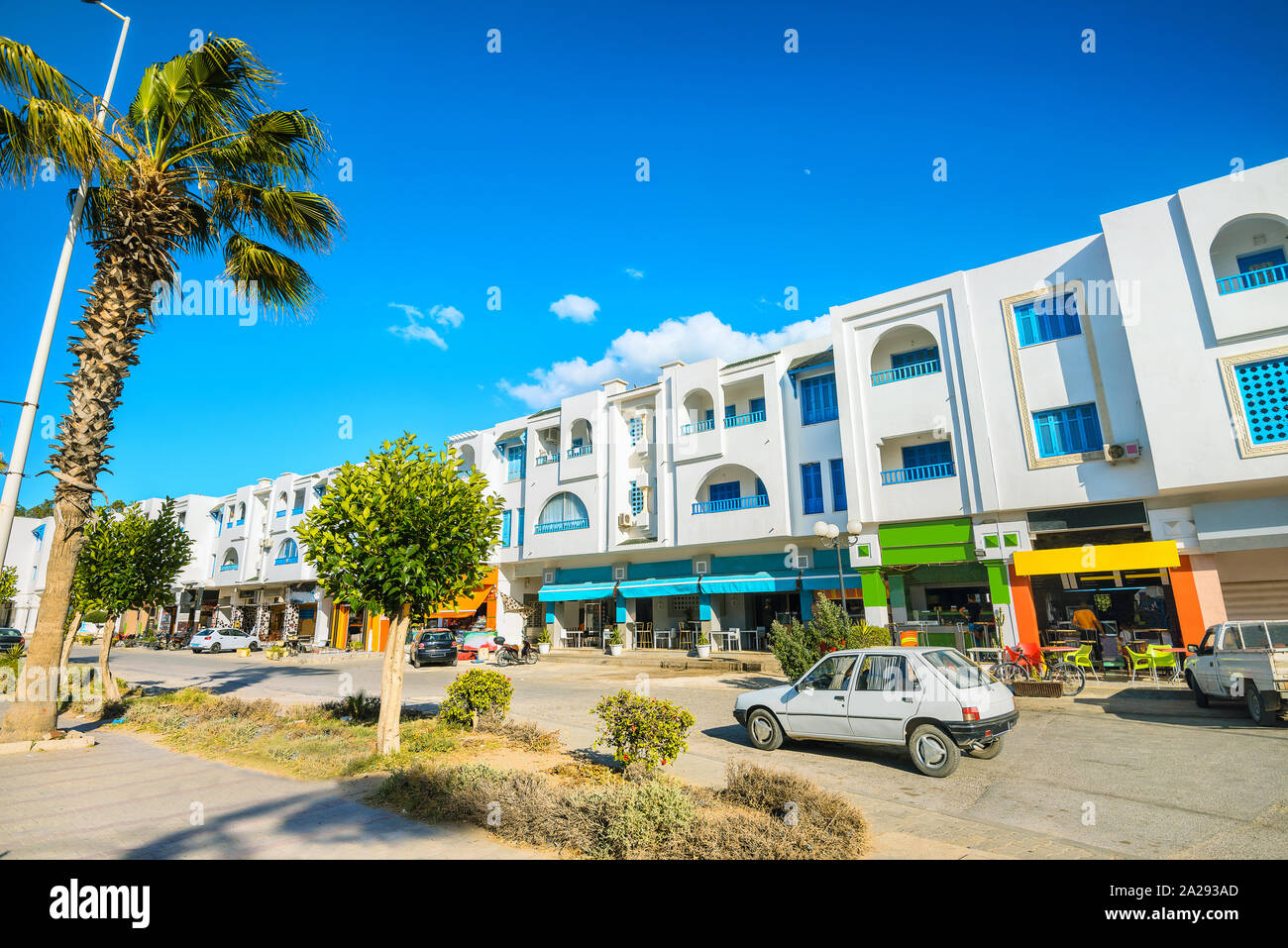 Blick auf die Straße mit Geschäften und Cafe in Wohnviertel von Nabeul Stadt. Tunesien, Nordafrika Stockfoto