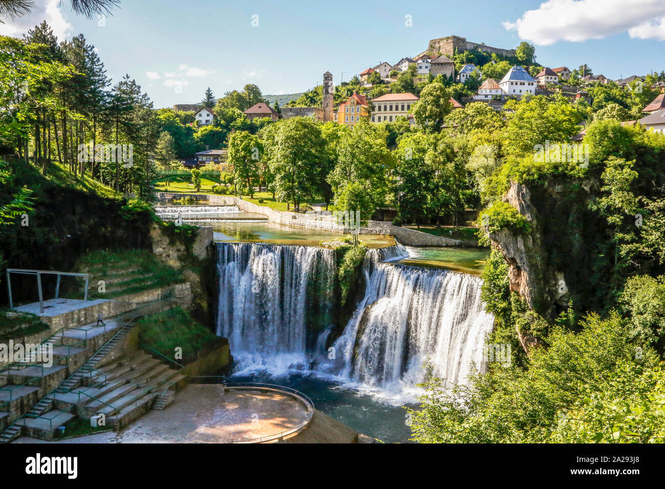 Die bosnische Stadt Jajce mit Wasserfällen am Fluss Pliva auf Jun.15.2016 Stockfoto