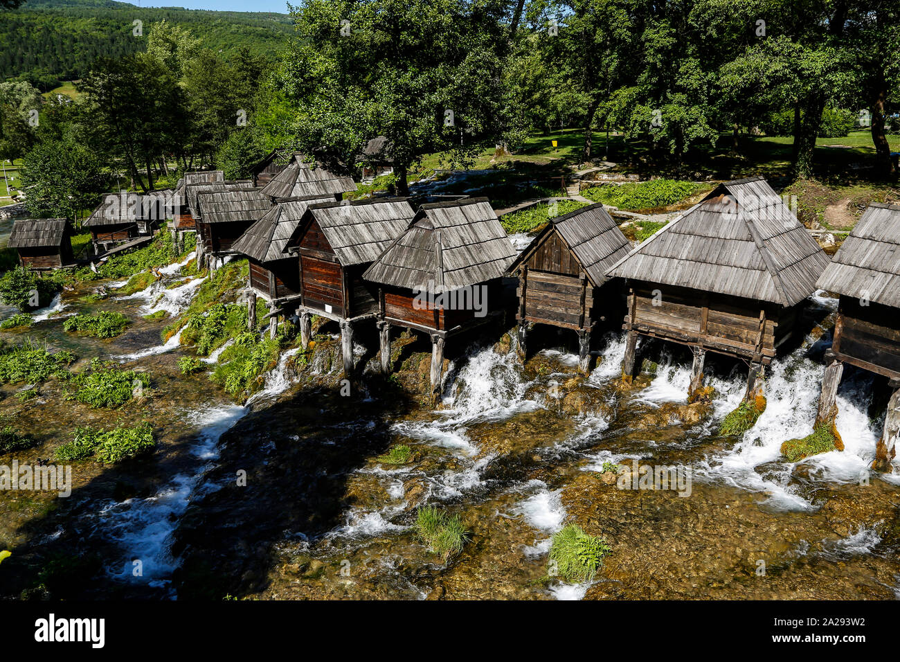 Wassermühlen am Fluss Pliva auf Jun.15.2016 in der Nähe der bosnischen Stadt Jajce. Wassermühlen wurden auf dem Fluss seit dem Mittelalter erbaut. Stockfoto