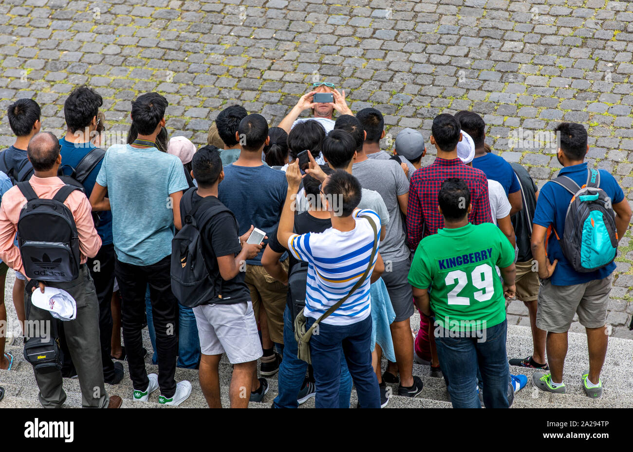 Koblenz, Deutsches Eck, Zusammenfluss von Mosel und Rhein, eine Gruppe von ausländischen Besucher nimmt Fotos der Gruppe, Deutschland Stockfoto