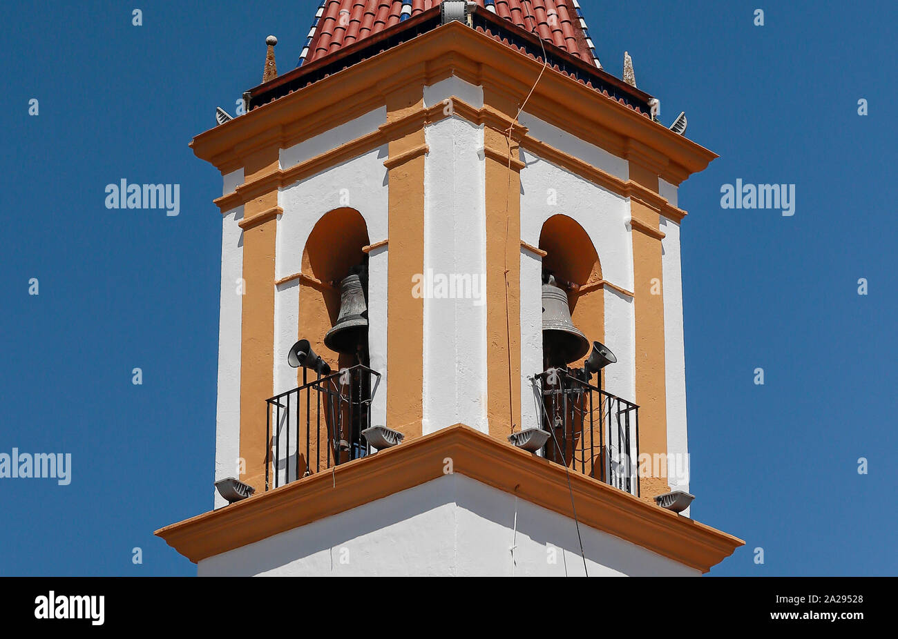 Detail in horizontaler Blick auf den Glockenturm der Kirche der Unbefleckten Empfängnis in der spanischen Gemeinde Sierra de Yeguas Stockfoto