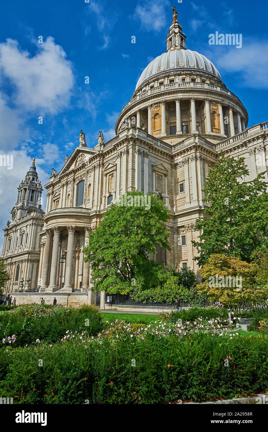 St Paul's Cathedral, London - von Sir Christopher Wren und einem ikonischen Wahrzeichen von London. Stockfoto