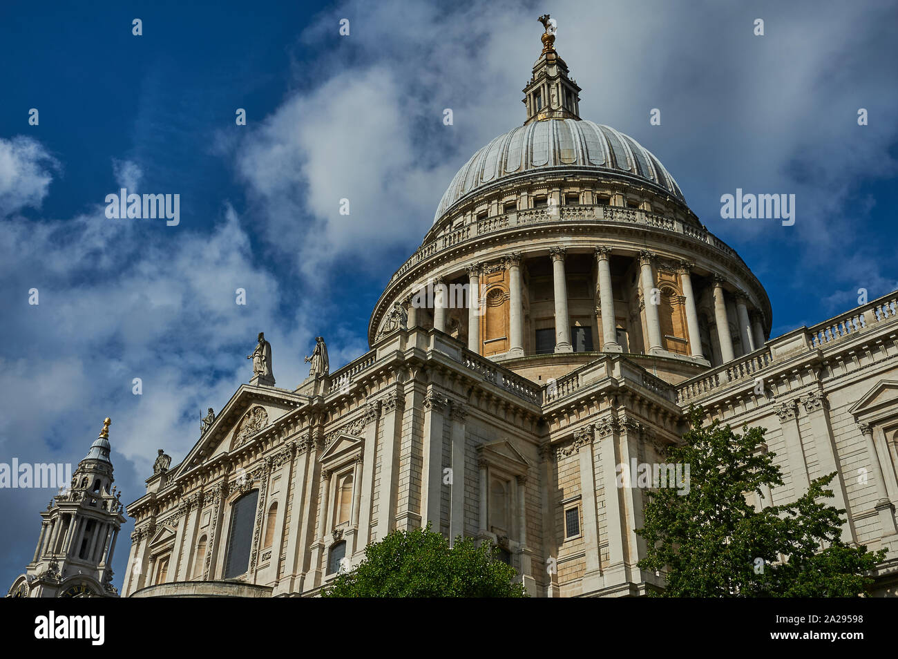 St Paul's Cathedral, London - von Sir Christopher Wren und einem ikonischen Wahrzeichen von London. Stockfoto