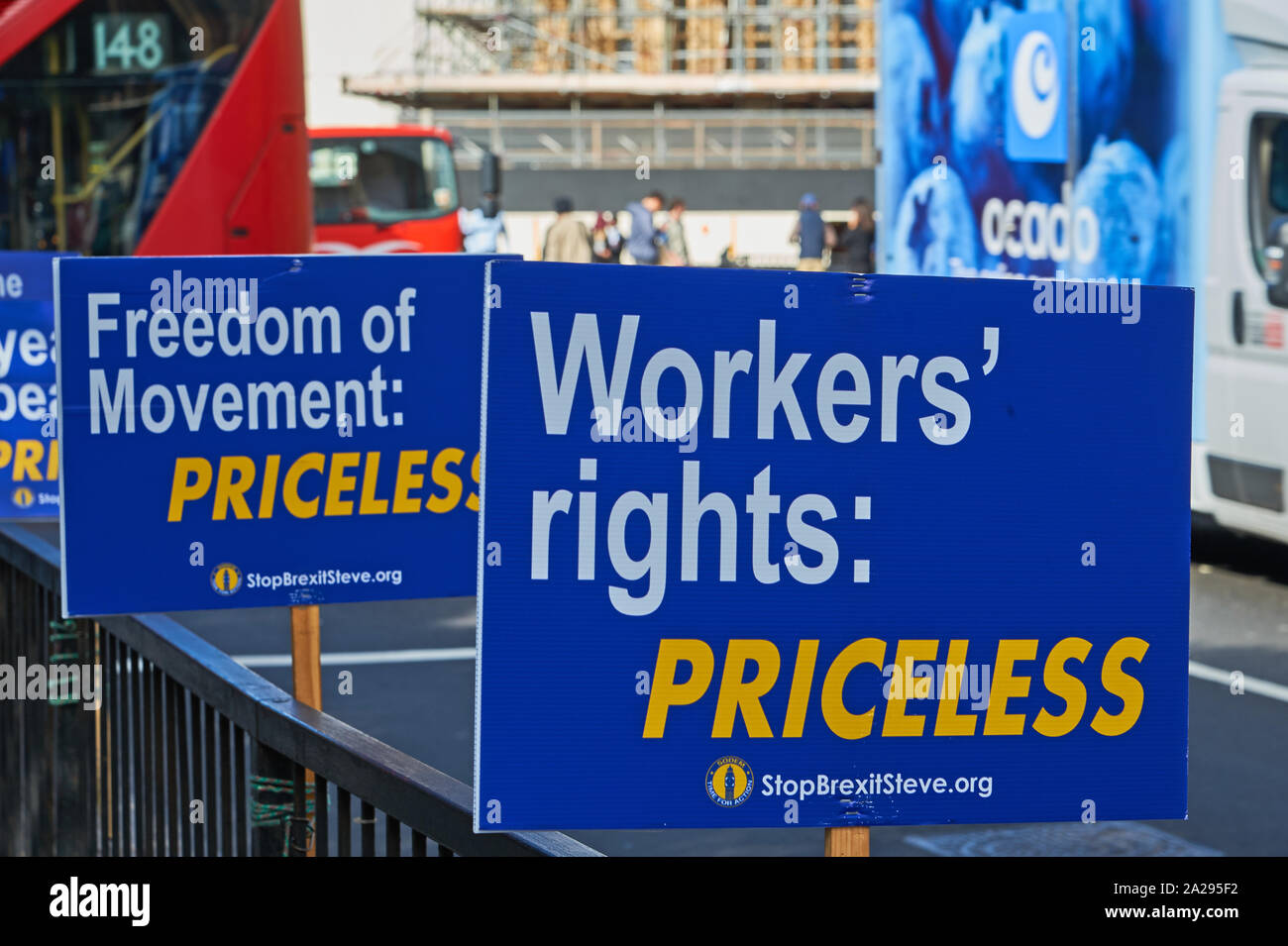 Plakate Unterstützung der Europäischen Mitgliedschaft zu Geländer außerhalb des britischen Parlaments Gebäude festgelegt. Stockfoto