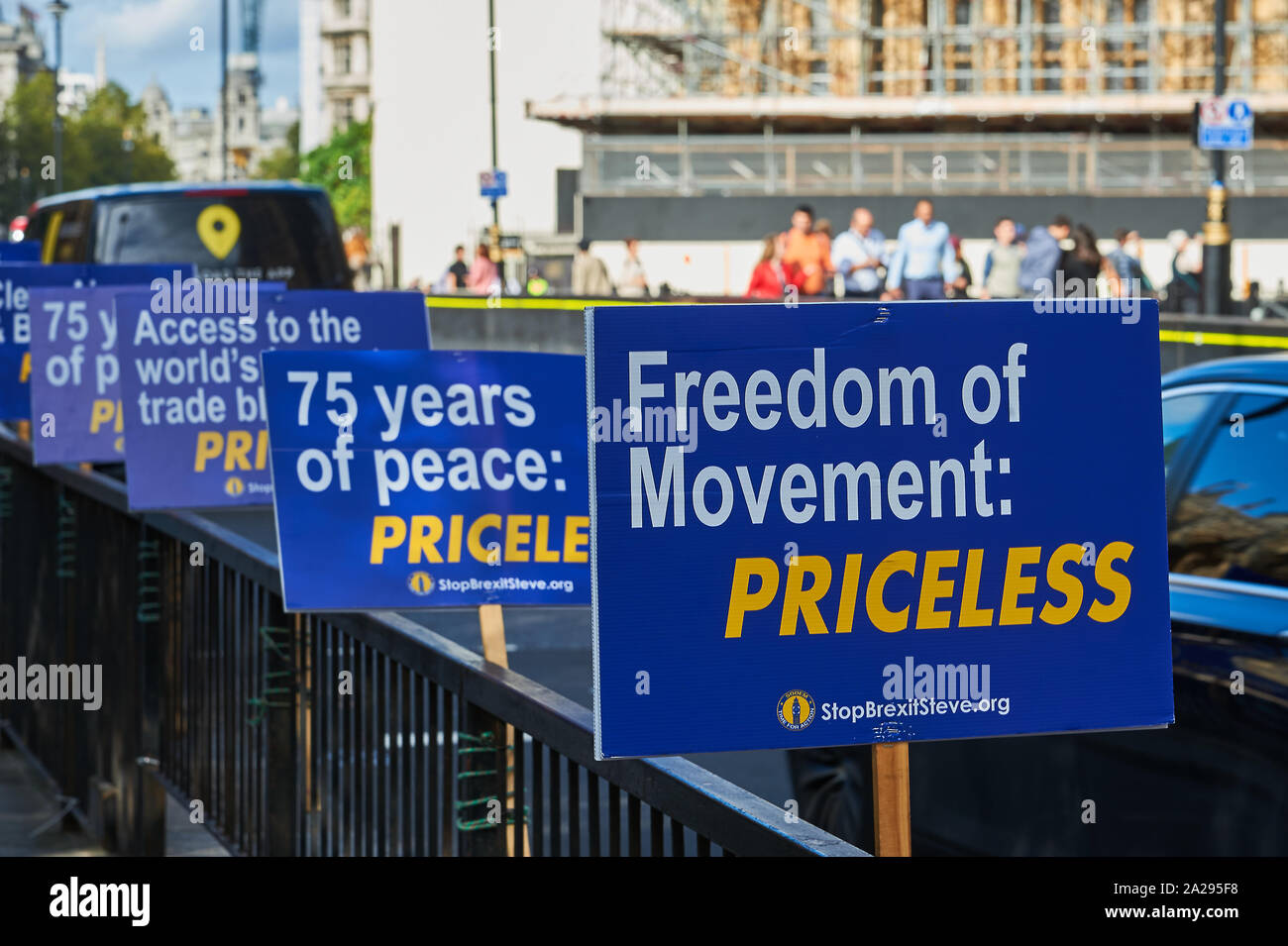 Plakate Unterstützung der Europäischen Mitgliedschaft zu Geländer außerhalb des britischen Parlaments Gebäude festgelegt. Stockfoto