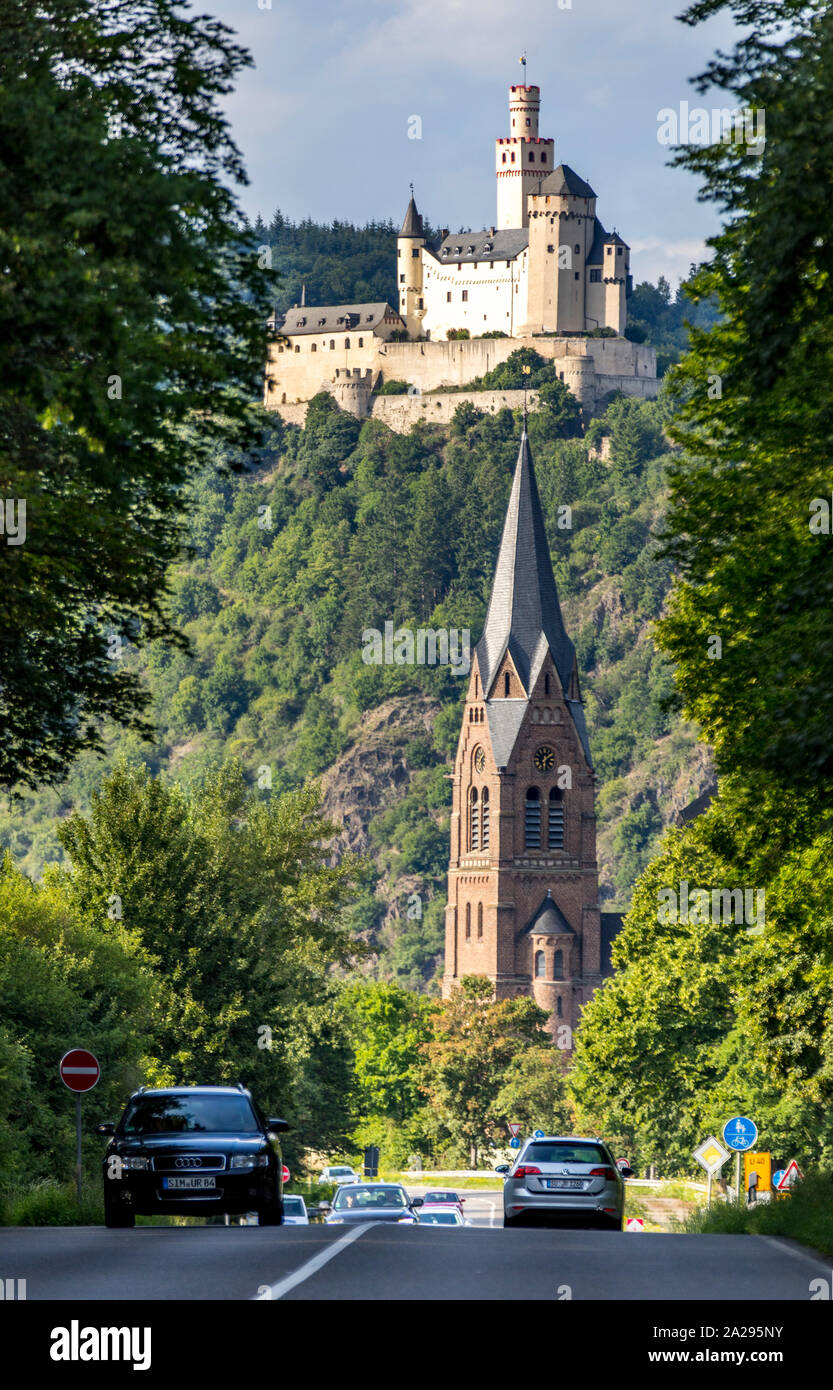 Marksburg bei Braubach, im Rheingau, in der zum UNESCO Welterbe Oberes Mittelrheintal, St. Lambertus Kirche in SpayGermany Stockfoto