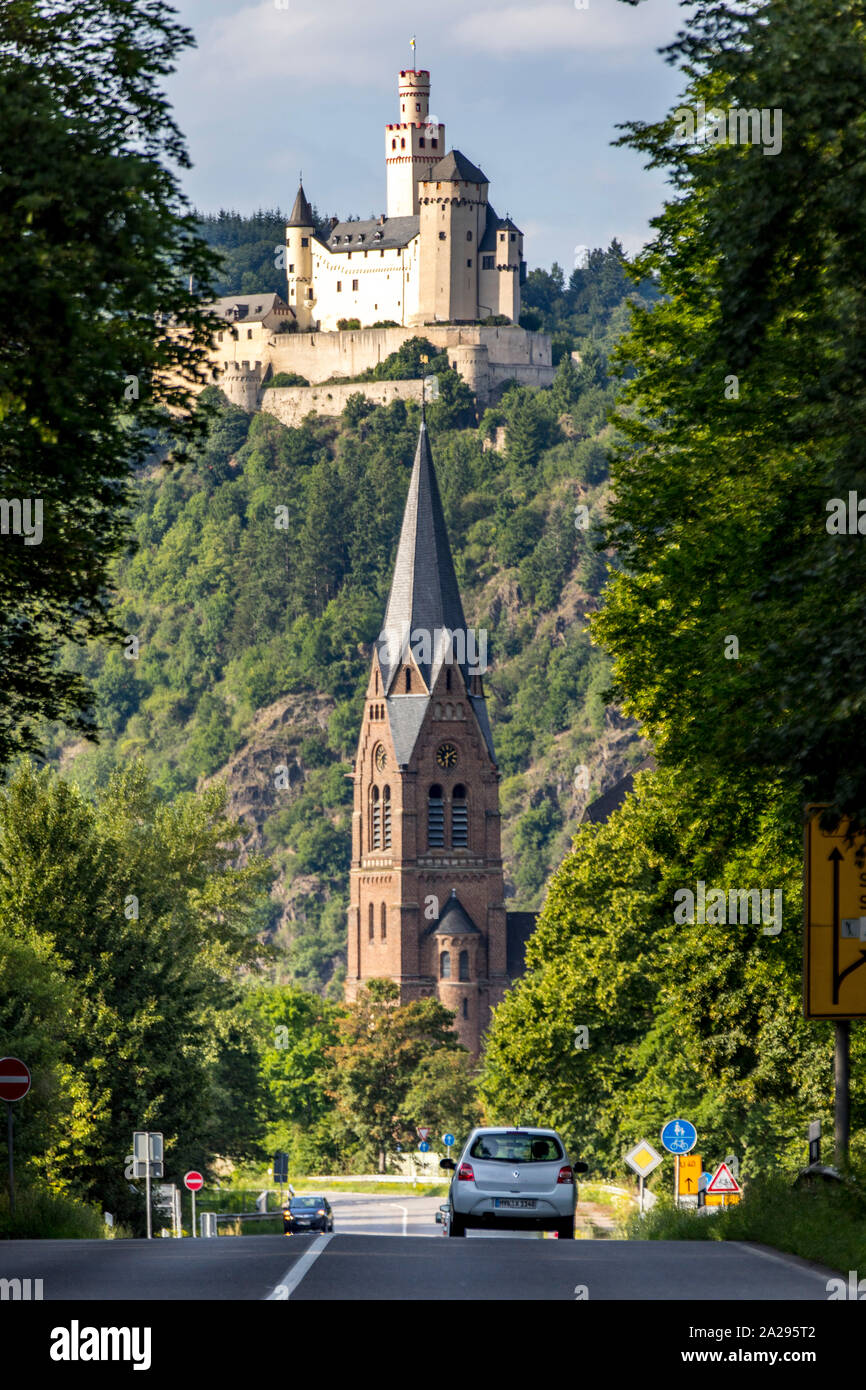 Marksburg bei Braubach, im Rheingau, in der zum UNESCO Welterbe Oberes Mittelrheintal, St. Lambertus Kirche in SpayGermany Stockfoto