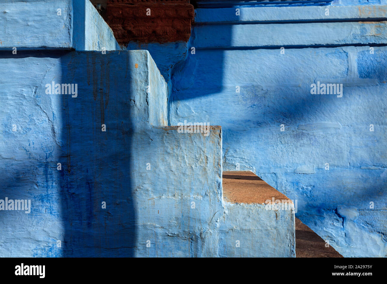 Treppen aus blau lackierten Haus in Jodhpur, blaue Stadt um Mehrangarh Fort. Jodhpur-stiefeletten aus, Rajasthan Stockfoto