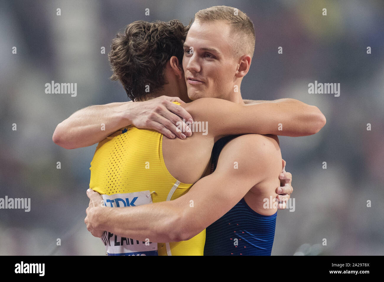 Doha, Katar. 01 Okt, 2019. IAAF Leichtathletik Weltmeisterschaft an Khalifa International Stadium: Stabhochsprung, Frauen, Finale. Der Gewinner Sam Kendricks (r) aus den USA und der Runner-up Armand Duplantis aus Schweden nach dem Wettbewerb. Credit: Oliver Weiken/dpa/Alamy leben Nachrichten Stockfoto