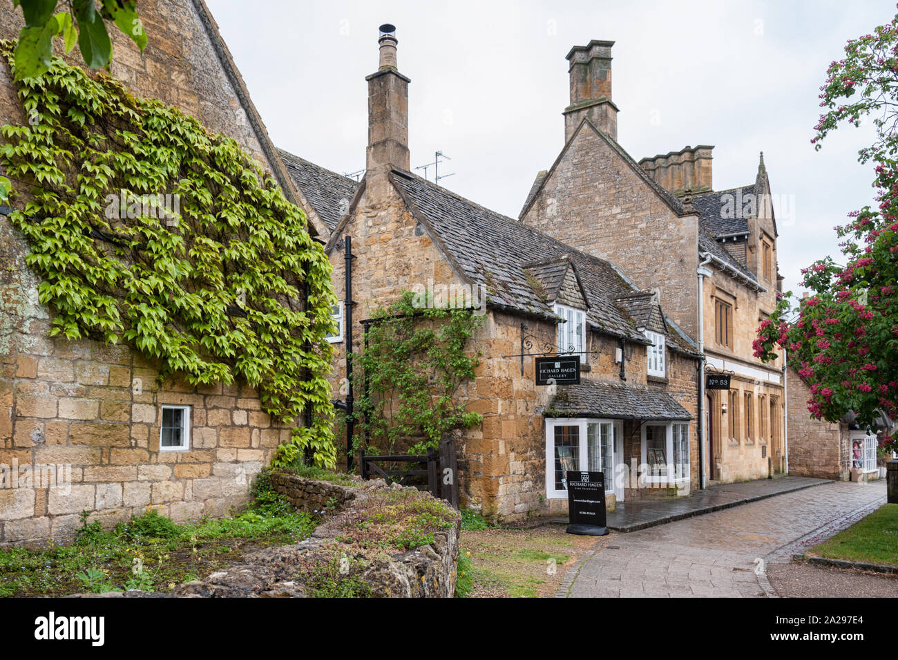 BROADWAY, ENGLAND - Mai, 27 2018: die hübschen Cottages mit Kletterpflanzen im Dorf von Broadway, in der englischen Grafschaft Worcestershire, Cotswolds, Stockfoto