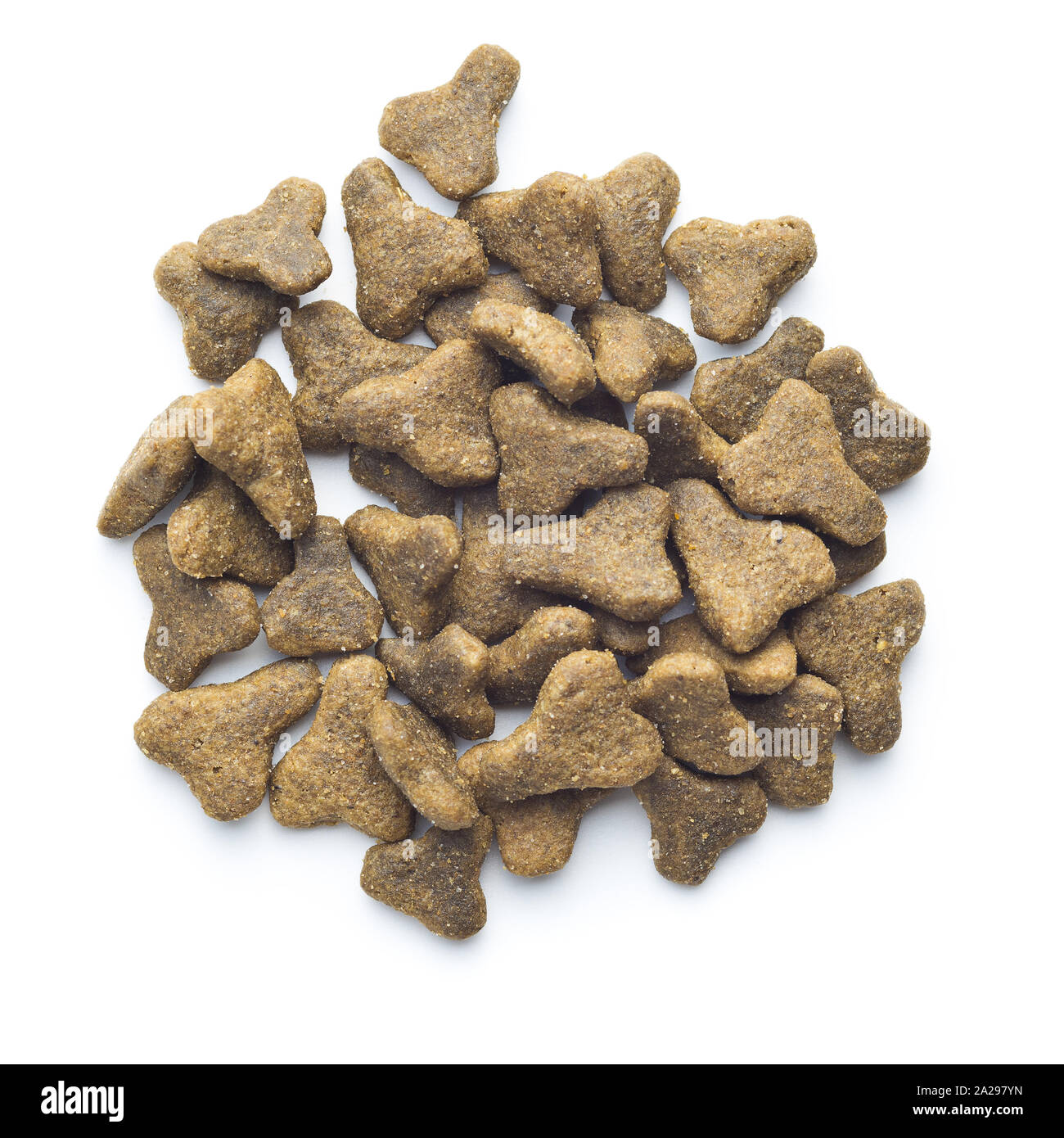 Trockene kibble Heimtiernahrung. Kibble für Hund oder Katze auf weißem Hintergrund. Stockfoto