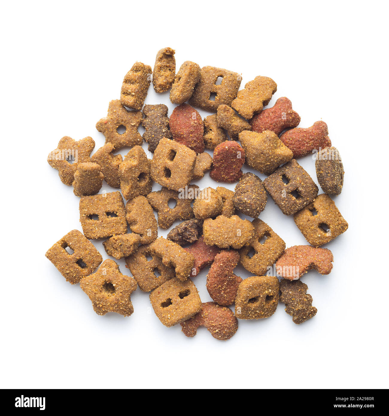 Trockene kibble Heimtiernahrung. Kibble für Hund oder Katze auf weißem Hintergrund. Stockfoto