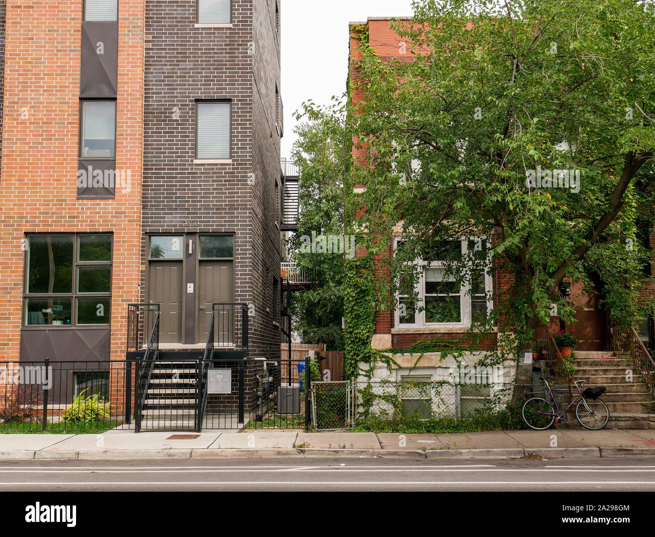 Mix aus alten und neuen Wohngebäuden entlang Augusta Boulevard. Osten Humboldt Park, Chicago, Illinois. Stockfoto