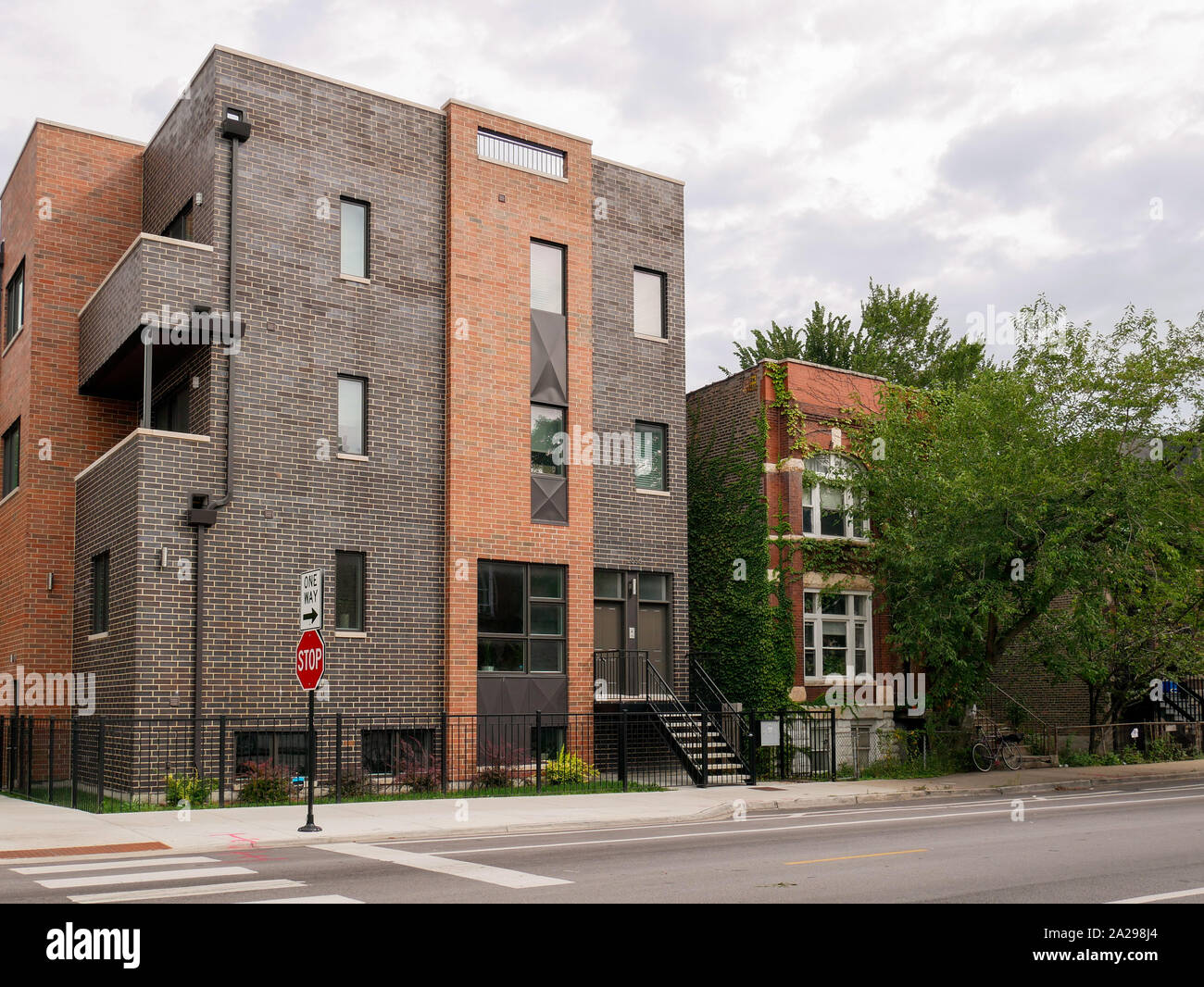 Mix aus alten und neuen Wohngebäuden entlang Augusta Boulevard. Osten Humboldt Park, Chicago, Illinois. Stockfoto