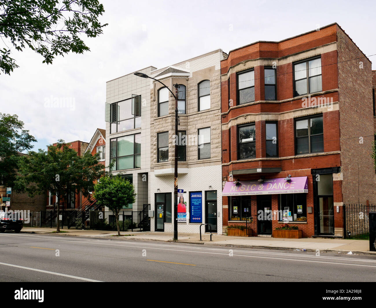 Mix aus alten und neuen Wohngebäuden entlang Augusta Boulevard. Osten Humboldt Park, Chicago, Illinois. Stockfoto