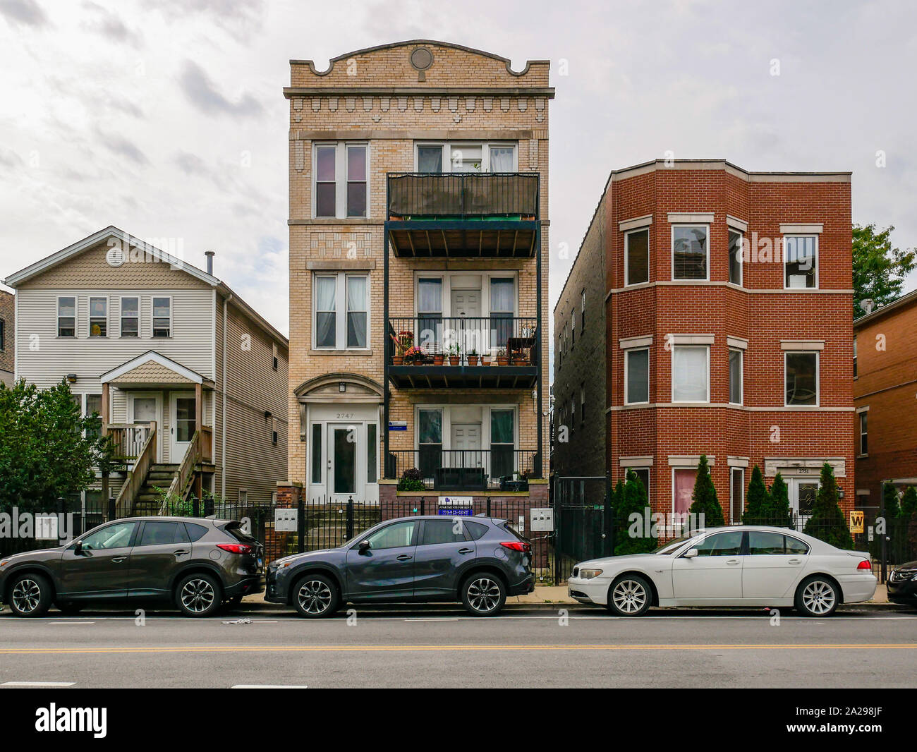 Mix aus alten und neuen Wohngebäuden entlang Augusta Boulevard. Osten Humboldt Park, Chicago, Illinois. Stockfoto
