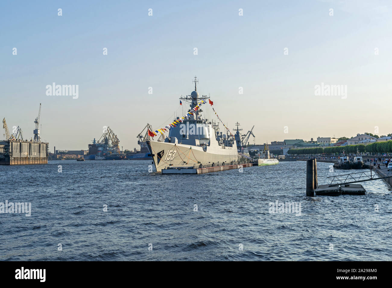 Sankt Petersburg, Russland - Juli 26, 2019: Chinesische Marine geführte-missile destroyer Xi'an (153) bereit, in der die Marine Parade teilnehmen Stockfoto