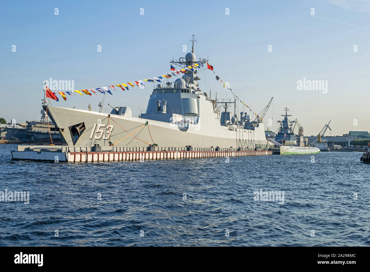 Sankt Petersburg, Russland - Juli 26, 2019: Chinesische Marine geführte-missile destroyer Xi'an (153) bereit, in der die Marine Parade teilnehmen zu celebrat Stockfoto
