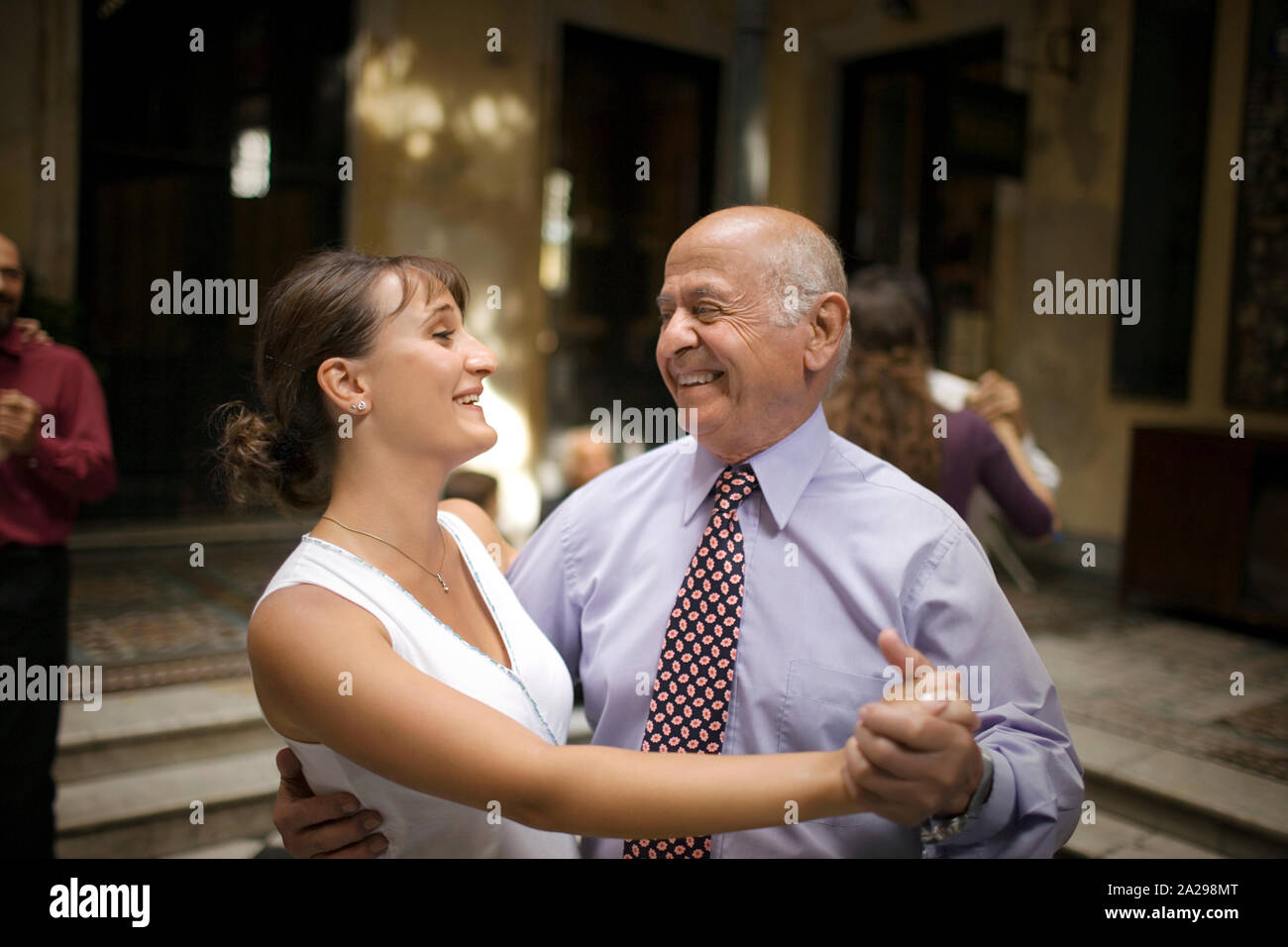 Blick auf einen älteren Mann mit einer Frau tanzen. Stockfoto