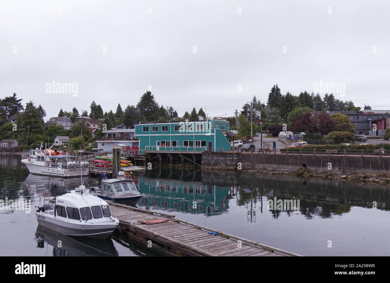 Ucluelet, Vancouver Island, Kanada - 17. Juni 2019: Kleine Anlegestelle für Boote in der Mitte des Dorfes, die am frühen Morgen Stockfoto