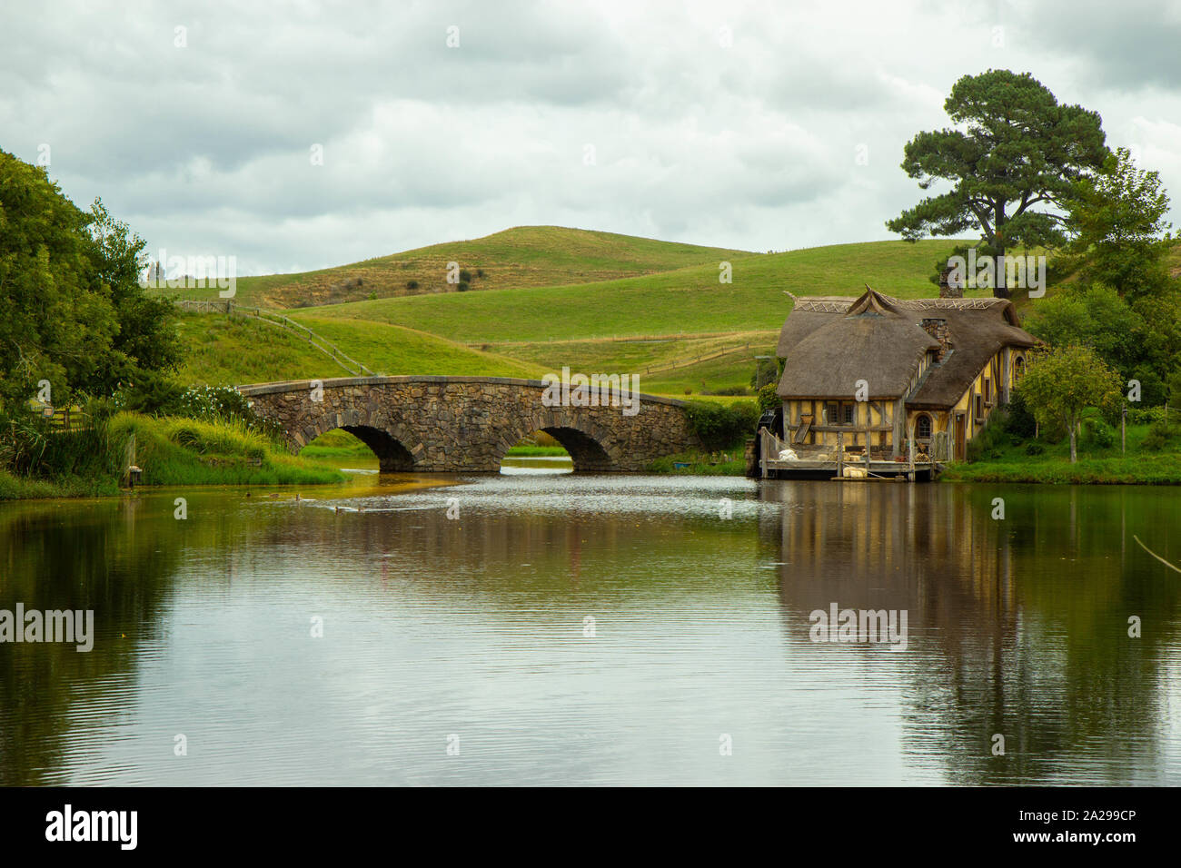 2017, Mai 2., Hobbiton movie in Matamata, Neuseeland - Green Dragon Inn eingestellt Stockfoto