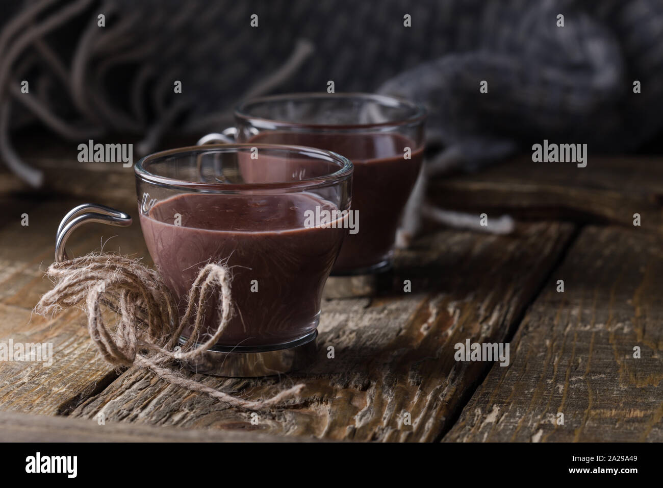 Heiße Schokolade und Wolldecken, hygge Herbst oder Winter Wochenende Ferien, Stillleben, gemütliches Heim Stockfoto