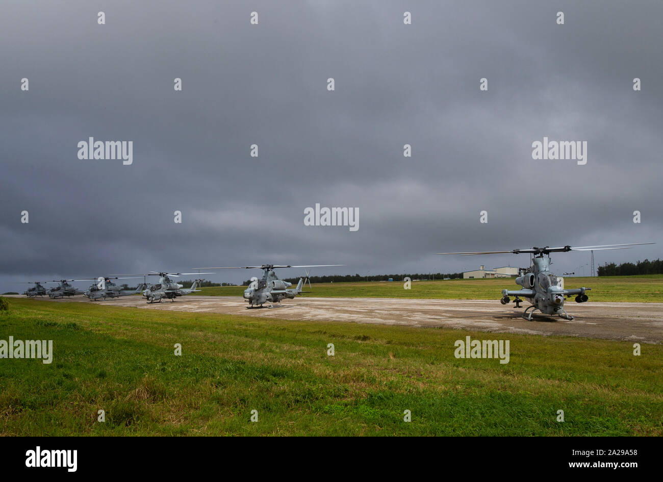 Sechs AH-1Z Cobras und sechs UH-1Y Hubschrauber mit Marine Light Attack Helicopter Squadron 169 Fliegen in einer Formation über Okinawa, Japan, Sept. 19, 2019. HMLA-169 erfolgreich gestartet 12 Flugzeuge für einen einfachen Flug als Anzeige der Anerkennung für die harte Arbeit des Geschwaders. (U.S. Marine Corps Foto von Lance Cpl. Madeline Jones) Stockfoto
