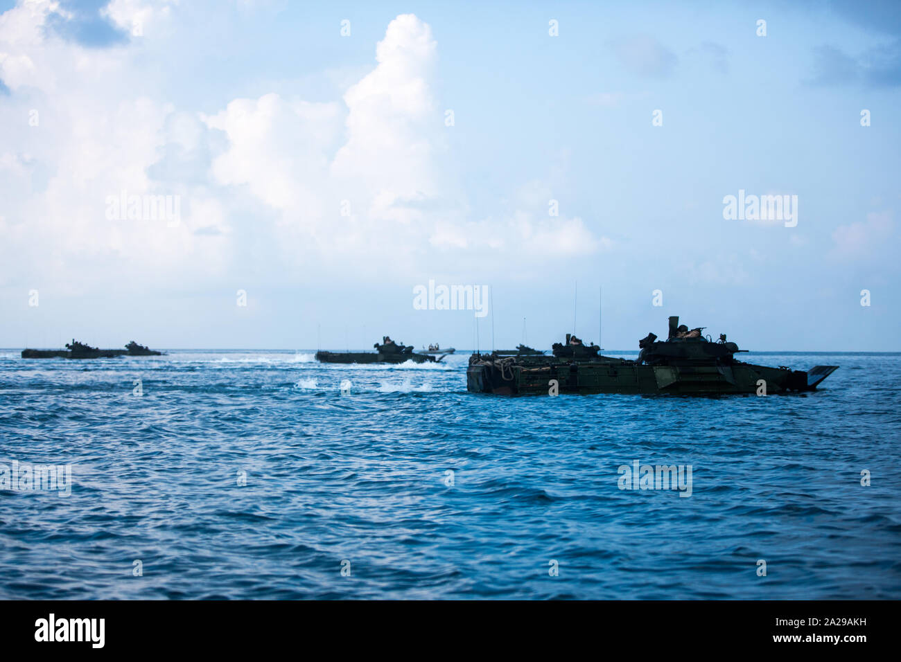 Us-Marines mit 3Rd Marine Division verhalten Ship-to-shore Bewegungen in Angriff Amphibienfahrzeuge (AAV) vor Beginn der Übung Tiger Streik 19 in der Celebes See, Malaysia, Sept. 30, 2019. Mit Rohrbelüfter, Marines Ausgeschifft die USS Green Bay (LPD-20) auf Blue Beach, Malaysia landete, brachte dann wieder Mitglieder der malaysischen Streitkräften (MAF) an Bord des Schiffes in der Eröffnungsfeier für übung Tiger Streik 19 und einer Tour teilzunehmen. Tiger Streik 19 konzentriert sich auf die Stärkung der gemeinsamen militärischen Interoperabilität und zunehmende Bereitschaft von Üben für humanitäre Hilfe, Stockfoto