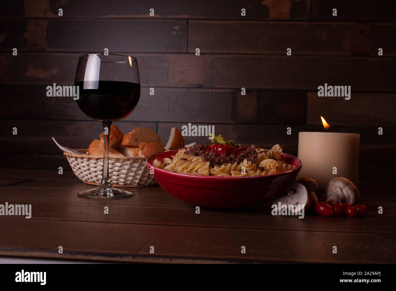 Rotwein pasta Fleisch und die luxuriösen Hauch von Gourmet Essen für eine intime Atmosphäre Stockfoto