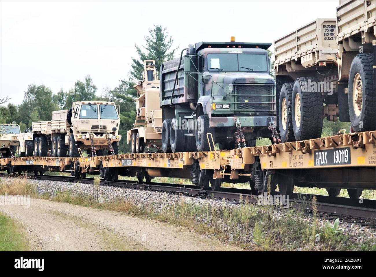 Militärische Fahrzeuge und Ausrüstungsgegenstände von der 829th Engineer Unternehmen sind auf triebwagen Sept. 27, 2019 geladen, am Fort McCoy, Wis die Ausrüstung für einen Einsatz in Übersee im Jahr später ausgeliefert wurde. Die Schiene wird geladen und die damit verbundenen Arbeiten wurde von der 829Th und Mitarbeiter mit der Festung McCoy Logistics Readiness Center Transport Division abgeschlossen. (U.S. Armee Foto von Scott T. Sturkol, Public Affairs Office, Fort McCoy, Wis.) Stockfoto