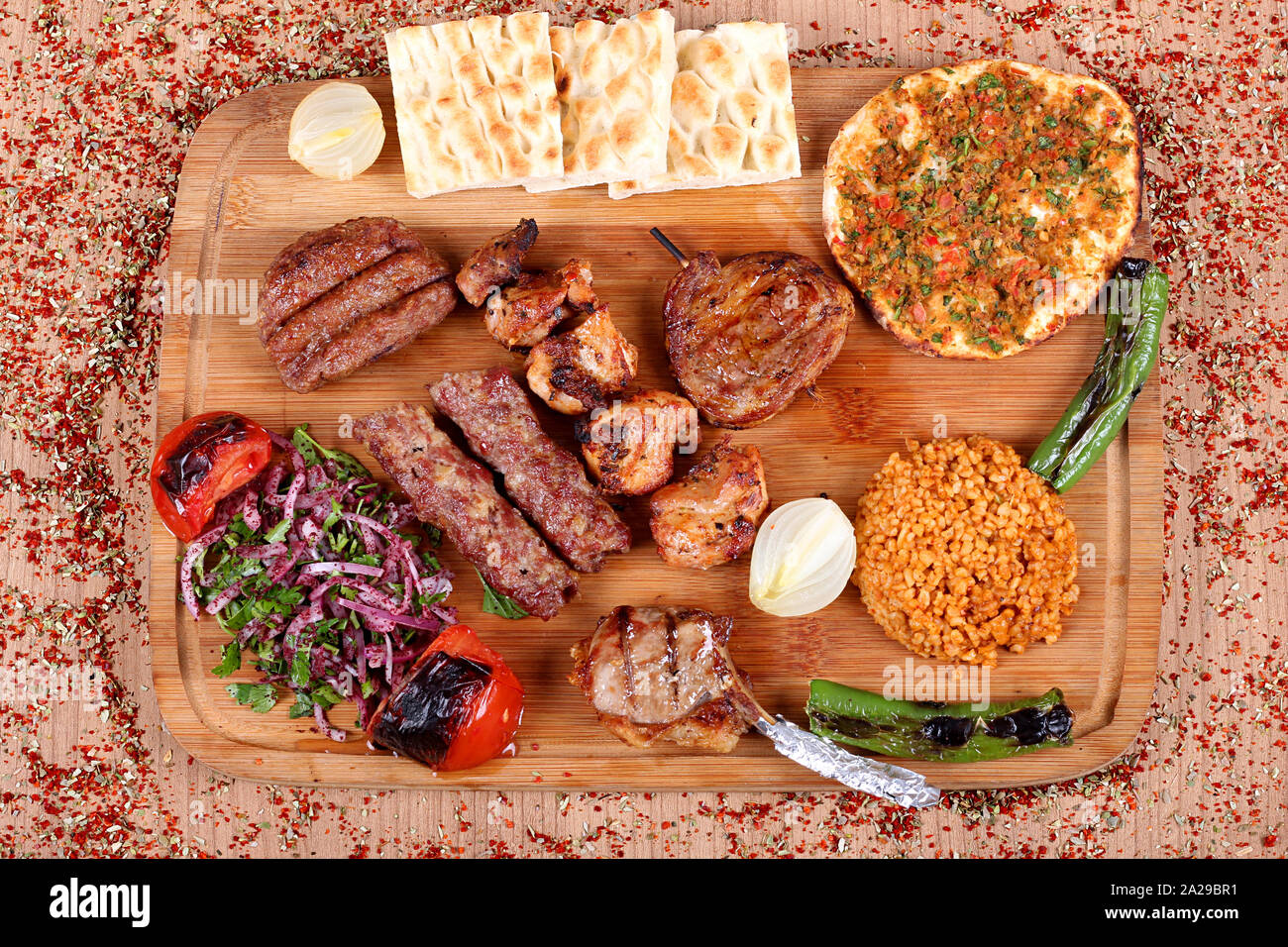 Türkisches Restaurant Grill mit frischen Zwiebeln, Paprika, Tomaten und  Salat mit frischem Gemüse Stockfotografie - Alamy