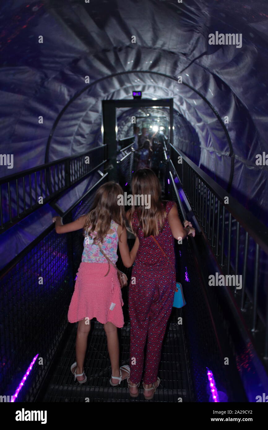 Zwei kleine Mädchen zu Fuß entlang der Warp Loch im Innern der Wien Illusionen Museum Stockfoto