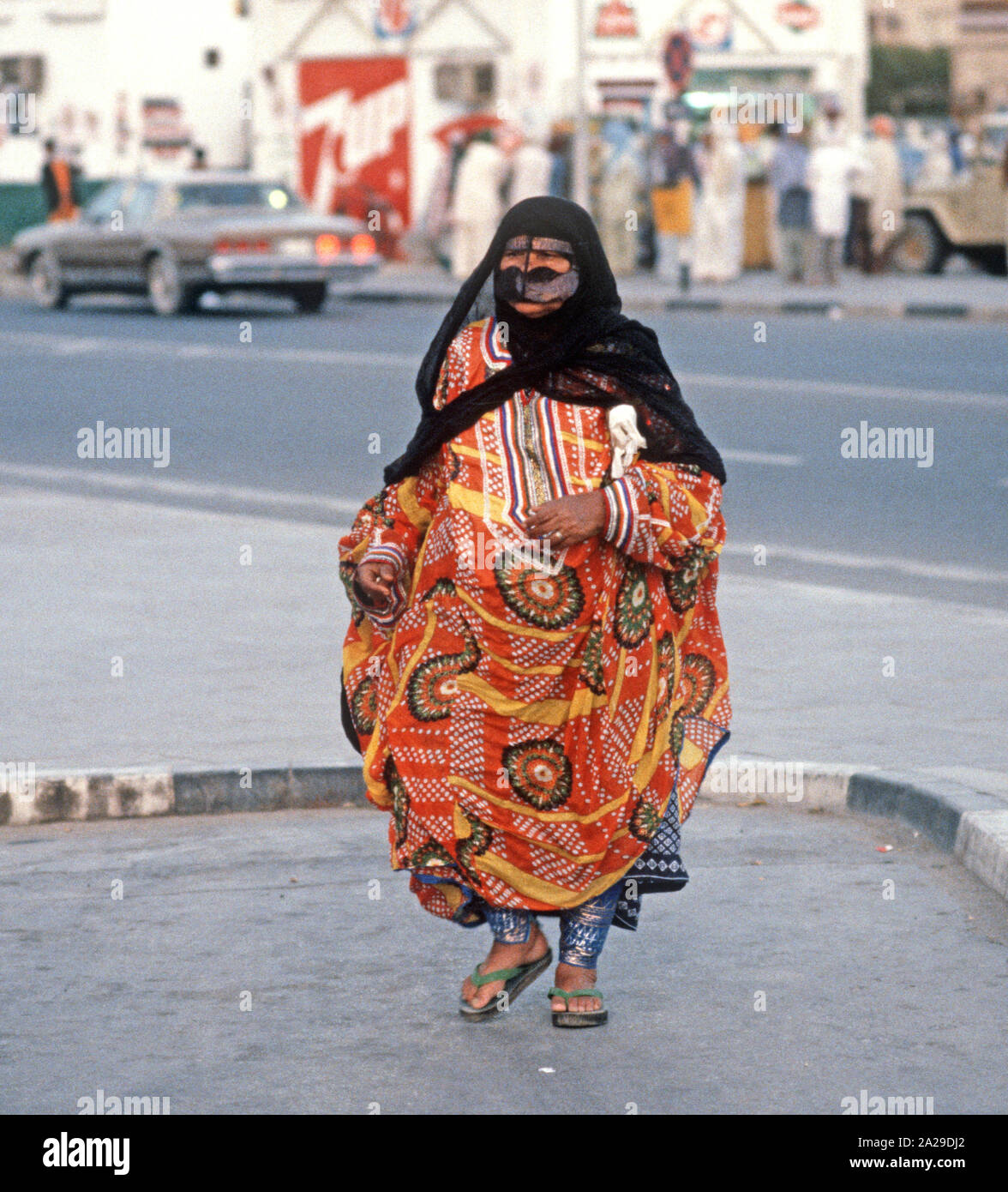 Dubai Frau im traditionellen Gewand und hijab Kopftuch, Vereinigte  Arabische Emirate, VAE Stockfotografie - Alamy